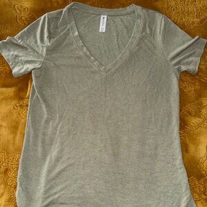 NWOT Athleta Breezy Women’s V-Neck Short Sleeve T-Shirt – Light Olive Green